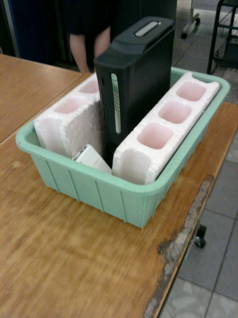 2011 年の東京ゲームショウへの道すがら、哀れにも手荷物検査で引っ掛かってしまった Xbox 360。