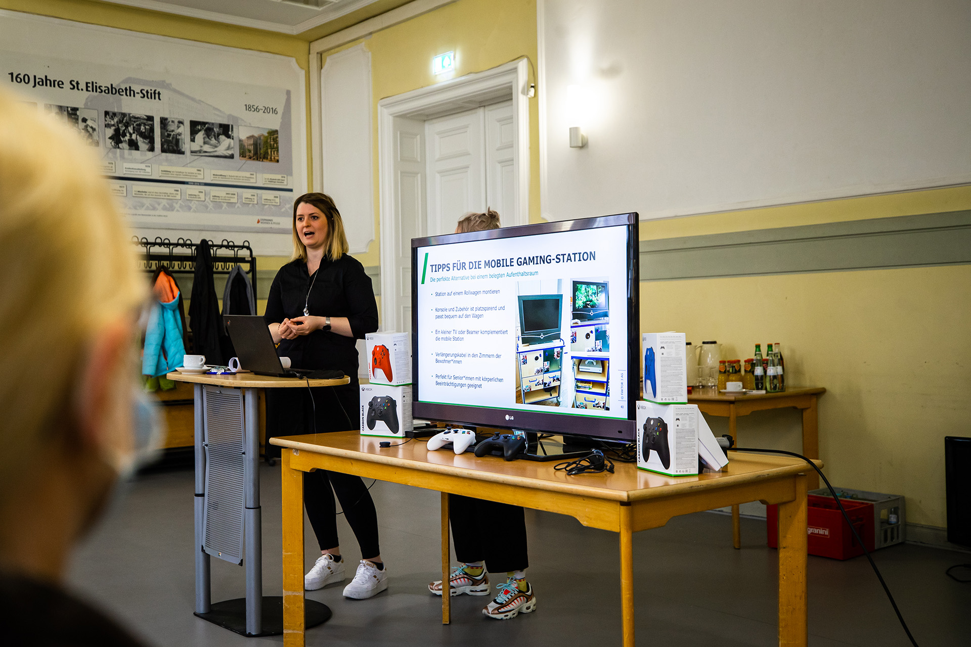 Wie Senior*innen von Gaming profitieren können: Xbox-Workshop für Mitarbeiter*innen im St- Elisabeth-Stift Berlin