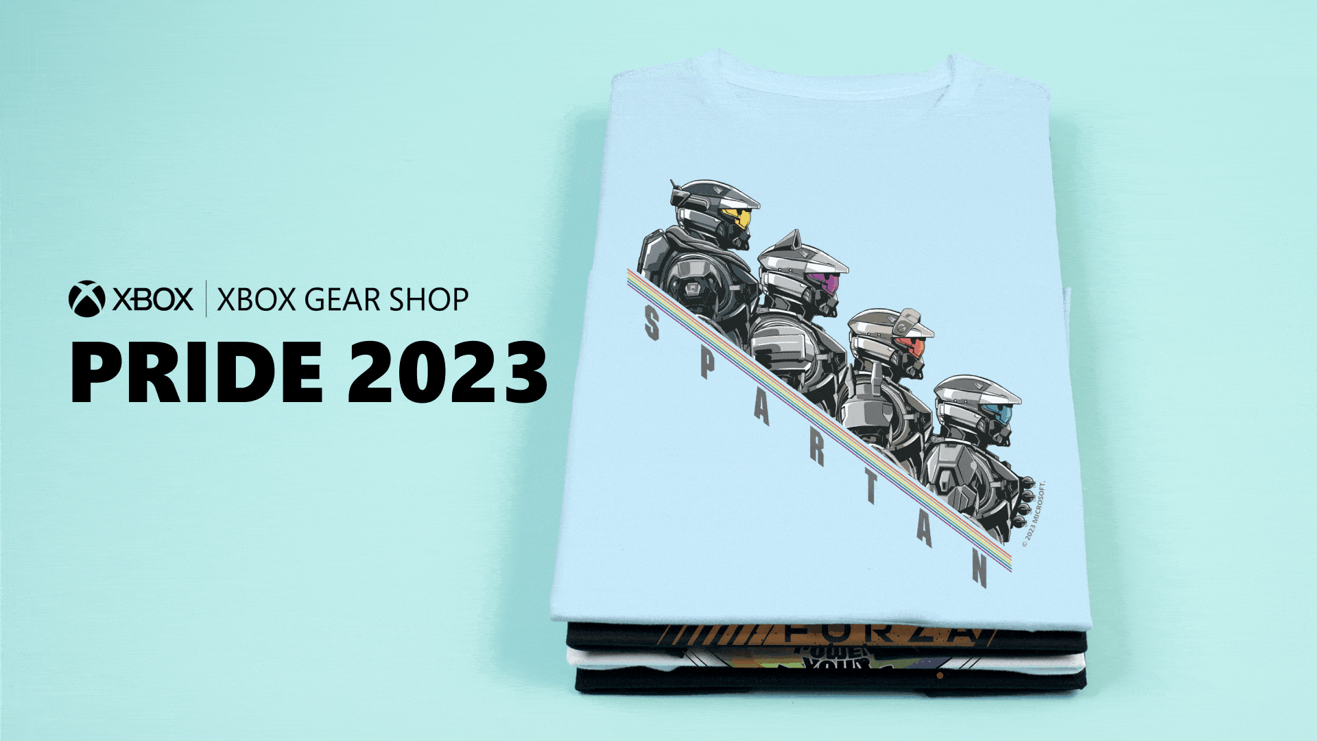Xbox Gear Shop-Logo neben einem Gif von T-Shirts, die mit verschiedenen Pride-Logos bedruckt sind.