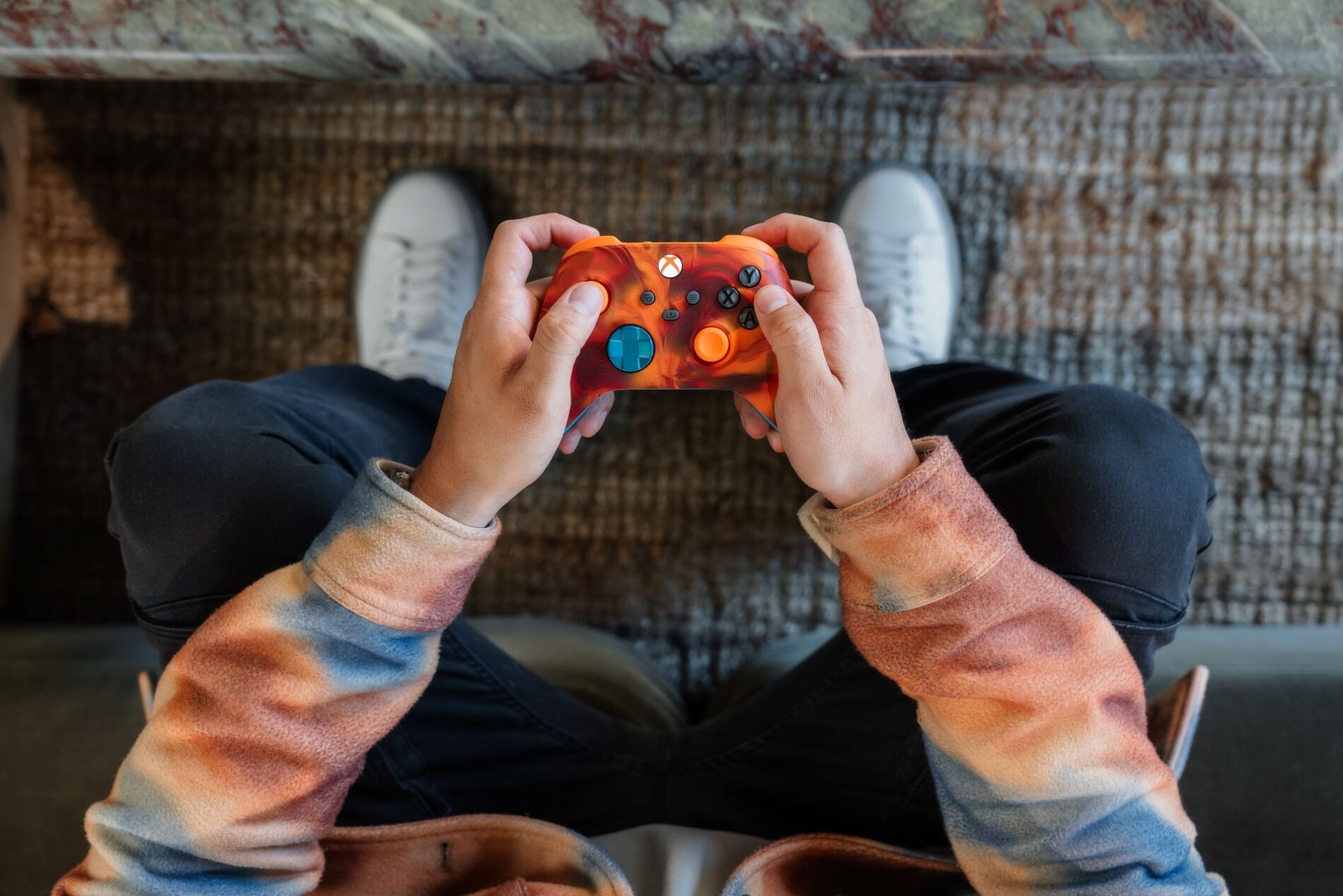 Imagem de uma pessoa jogando com o controle do Xbox Series