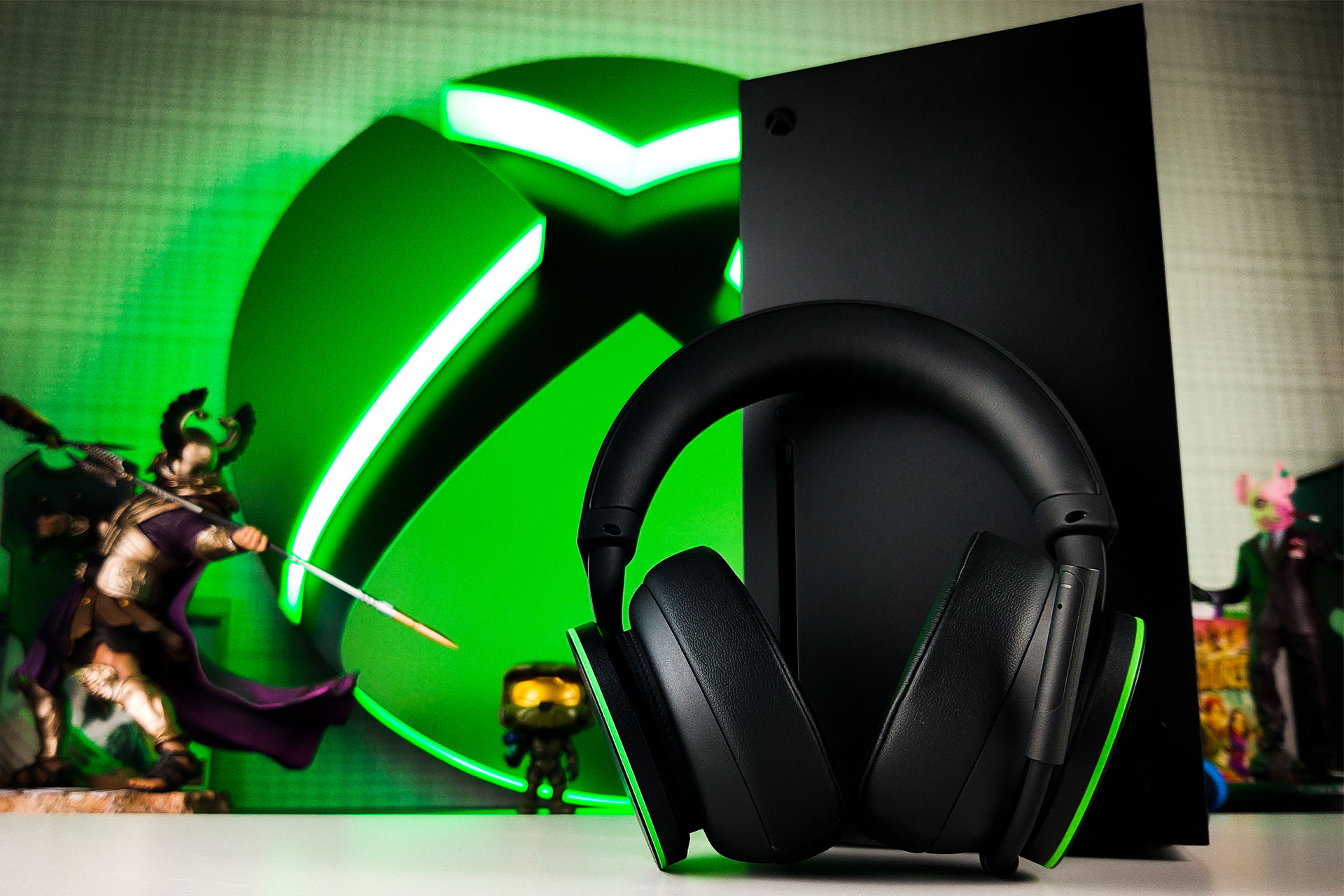 Гарнитура Xbox Wireless Headset на фоне консоли