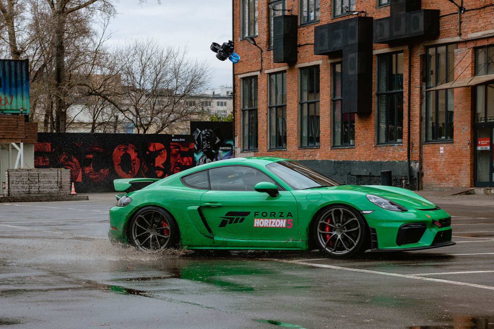 Дрон сопровождает Porsche